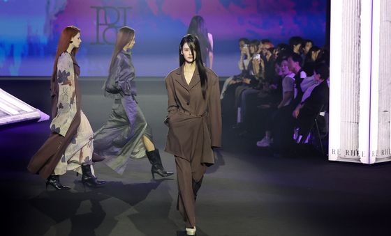 화려한 런웨이 선보이는 모델들
