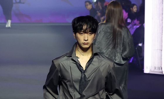 런웨이 선보이는 황찬성