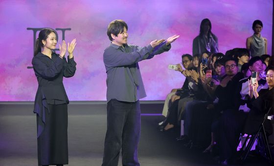 관람객들에게 인사하는 주현정·이준복 디자이너