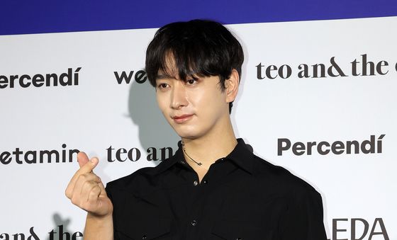 황찬성, 멋진 손가락 하트