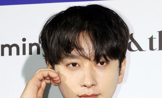 황찬성, 눈빛에 빠져들어