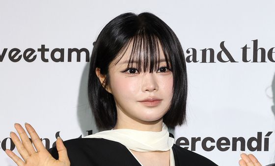 피프티피프티 키나, 깜찍한 손인사