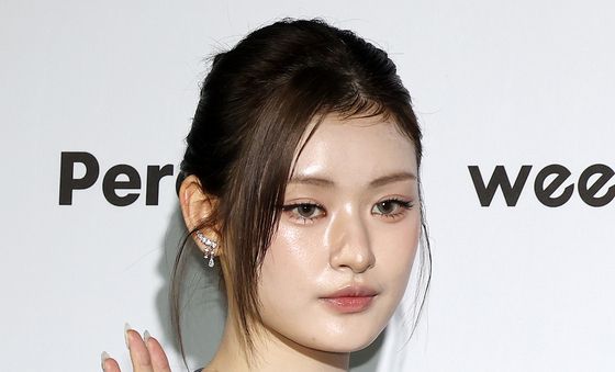 피프티피프티 아테나, 얼음공주의 손인사