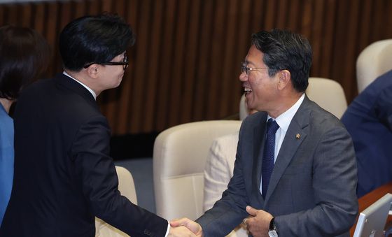 본회의장 인사하는 김승원·한동훈