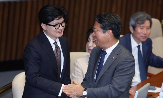 인사하는 김승원·한동훈
