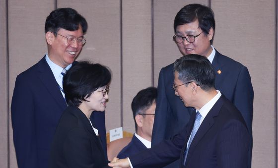 국무위원들과 인사하는 정성호