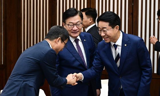 조정식 국회의장, 여야 원내대표와 인사