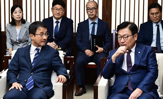 대화 나누는 더불어민주당 한병도·국민의힘 정점식 원내대표