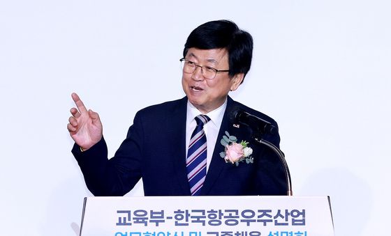 인사말하는 최교진 장관