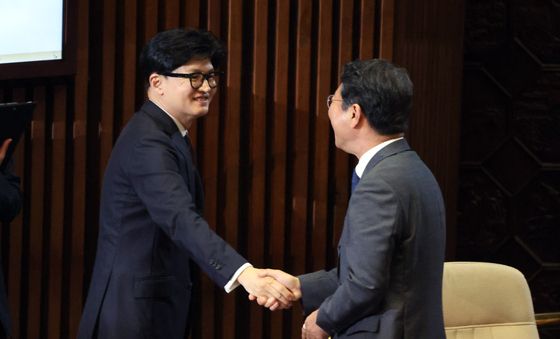 인사 나누는 김승원·한동훈