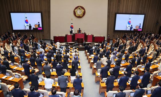 국민의례하는 국회의원들