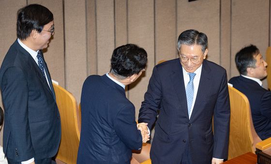 국무위원들과 인사하는 정성호 전 법무부 장관