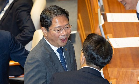 의원들과 인사하는 김승원 법무부 장관 후보자