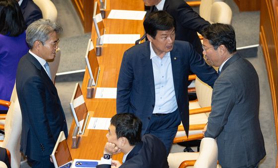 여당 법사위원들과 대화하는 김승원 법무부 장관 후보자