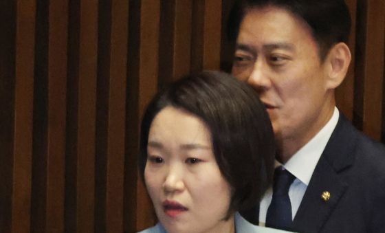 본회의 참석하는 이소영 후보자