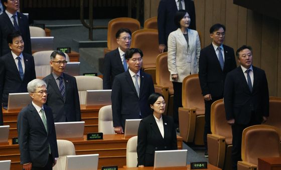 애국가 부르는 한성숙 총리