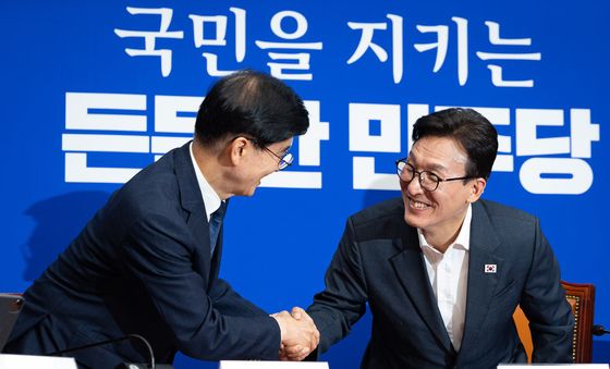 이해식 경찰개혁추진단 공동단장과 인사 나누는 김민석 대표