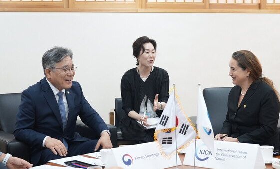 국제자연보전연맹 사무총장과 면담하는 국가유산청장