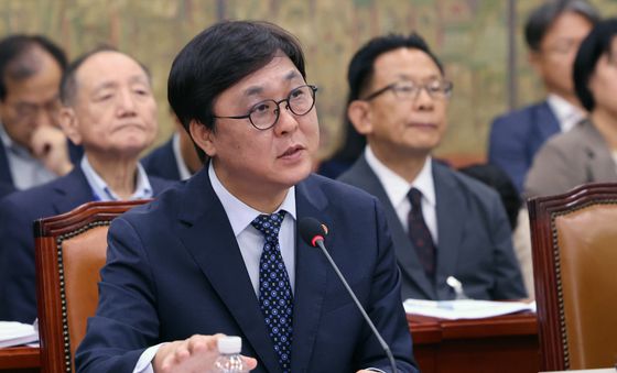 답변하는 최휘영 장관