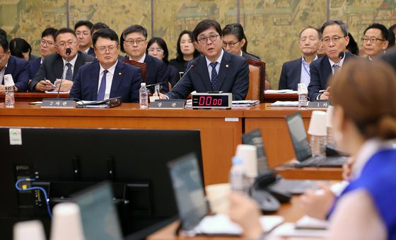 질의에 답하는 최휘영 장관