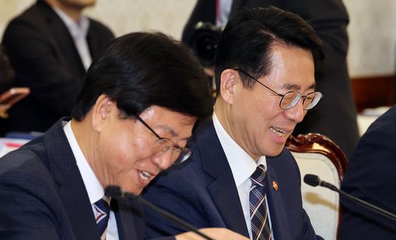 미소짓는 최교진·황종우 장관