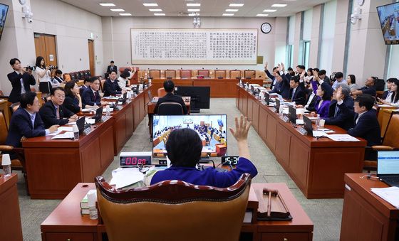 법사위 간사 선임의 건 거수 투표하는 법사위