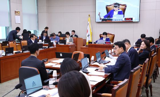 의사봉 두드리는 서영교 위원장