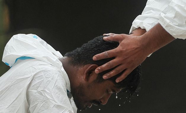 [포토] 시신 인계 뒤 휴식을 취하는 네팔 의료진