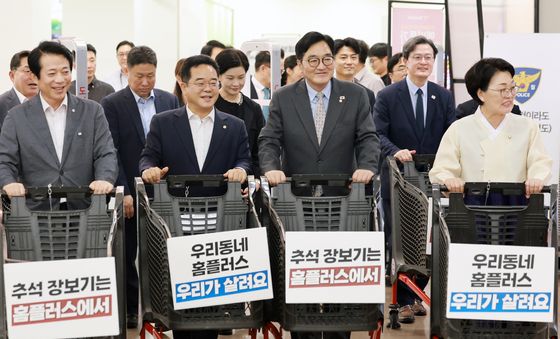 장보러 가는 우원식 전 국회의장과 민병덕 을지로위원장