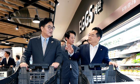 장보며 대화하는 우원식 전 국회의장과 민병덕 을지로위원장