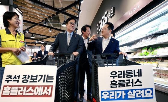 장보며 대화하는 우원식 전 국회의장과 민병덕 을지로위원장