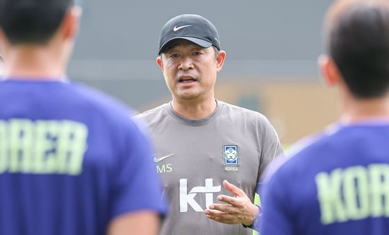 선수들과 대화하는 이민성 감독