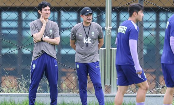 훈련 지켜보는 이민성 감독