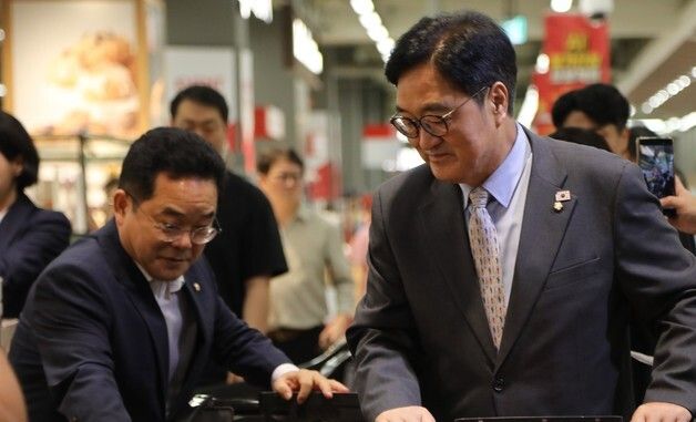 과일 담는 우원식 전 국회의장과 민병덕 을지로위원장