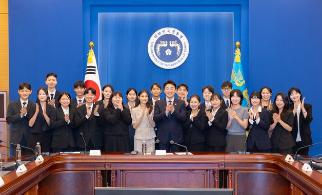 청년 펠로우와 기념촬영하는 강훈식 비서실장