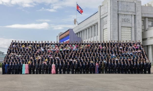 김정은, 9·9절 경축행사 초청 노동혁신자과 기념촬영