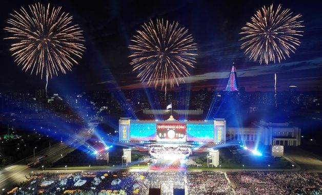 北, 정권 수립 78주년 경축공연…밤하늘 수놓은 불꽃
