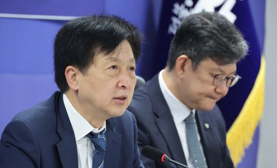 인사말하는 오기형 위원장