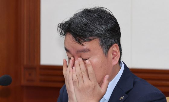 눈가 어루만지는 이종욱 관세청장