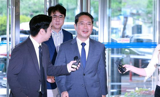 취재진 질문에 답하며 출근하는 김승원 후보자
