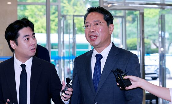 취재진 질문에 답하는 김승원 법무부 장관 후보자