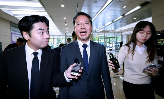 취재진 질문 받으며 출근하는 김승원 후보자