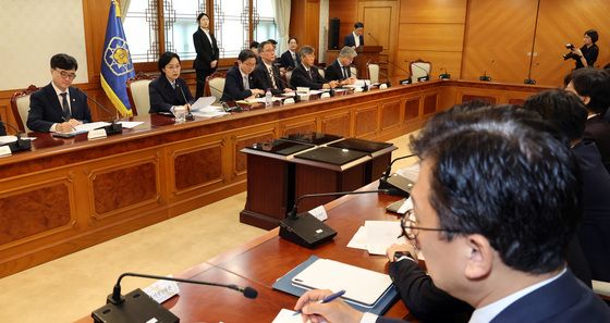 비상경제점검회의 주재하는 한성숙 총리