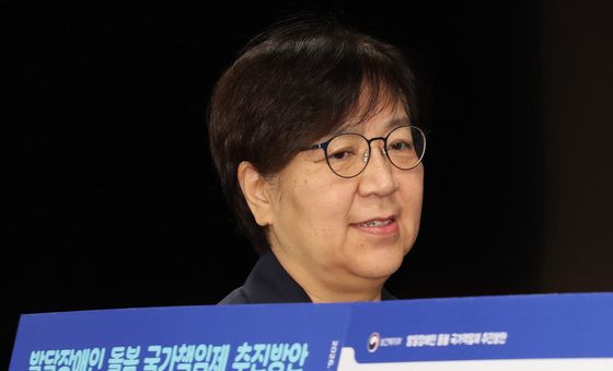 브리핑장 들어서는 정은경 장관