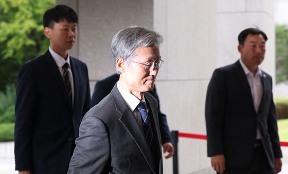 출근하는 조희대 대법원장