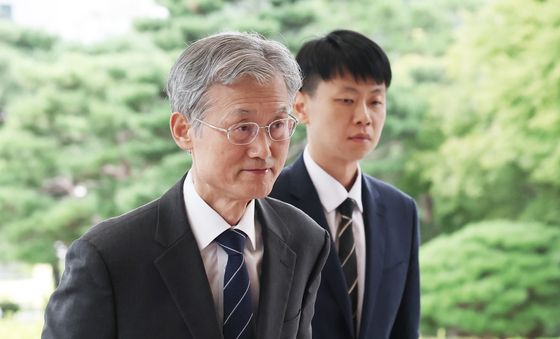 출근하는 조희대 대법원장