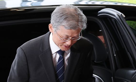 차량에서 내리는 조희대 대법원장