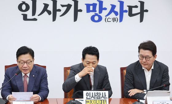 목 축이는 장동혁 대표