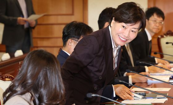 밝은표정으로 인사하는 송미령 장관