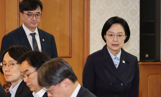 비상경제점검회의 참석하는 한성숙 총리